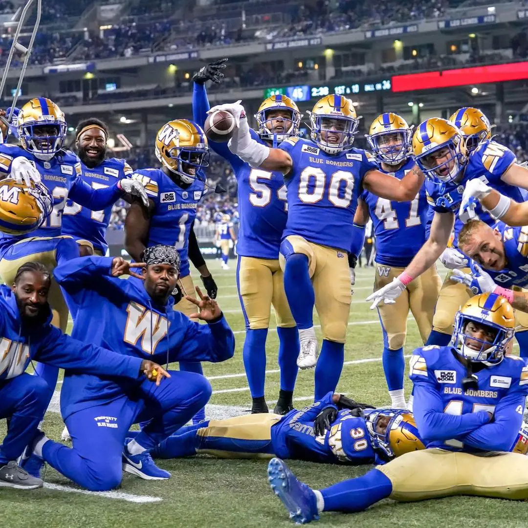 Winnipeg Blue Bombers posing for the photo after the match