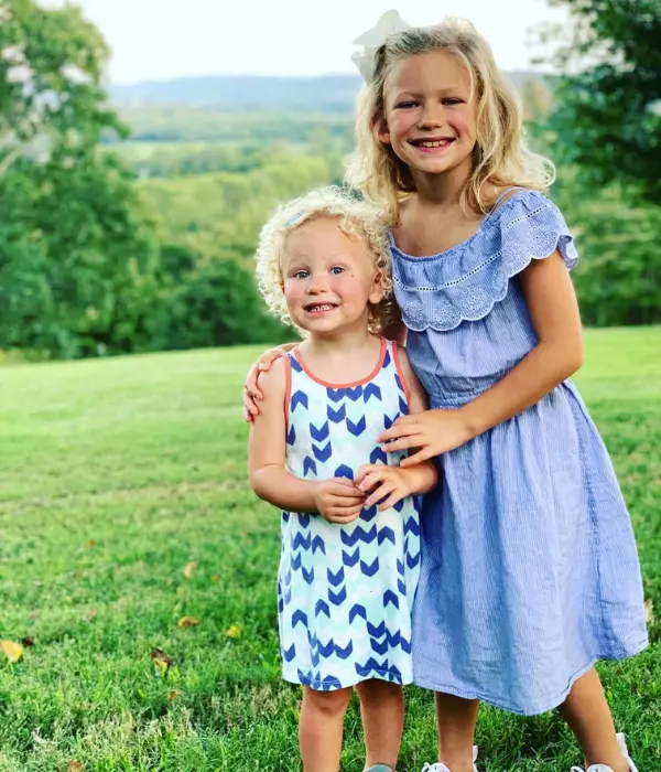 Quinn(left) and Anelle(right) posing for a picture during family vacation