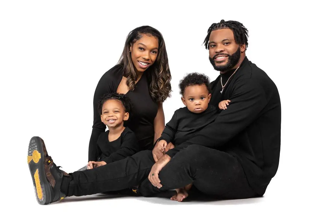 Tori and Elandon with their kids photographed by Travis Daniels on December 2021.