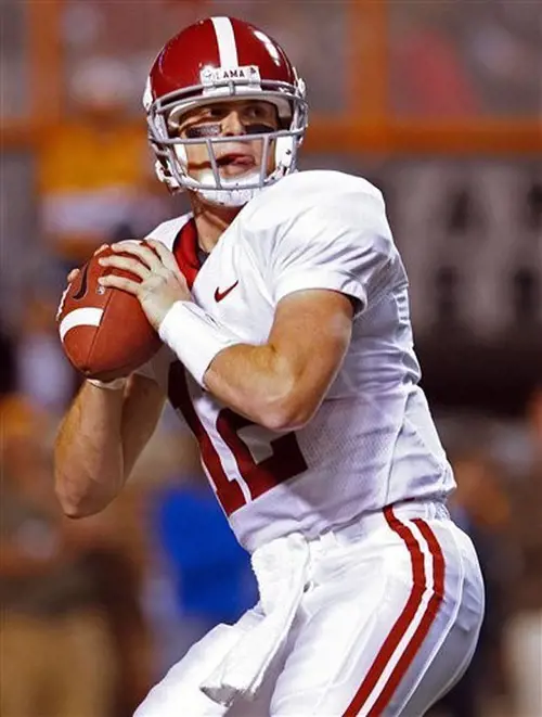 Greg McElroy look for pass during a NCAA college fotball game against the Tennessee.